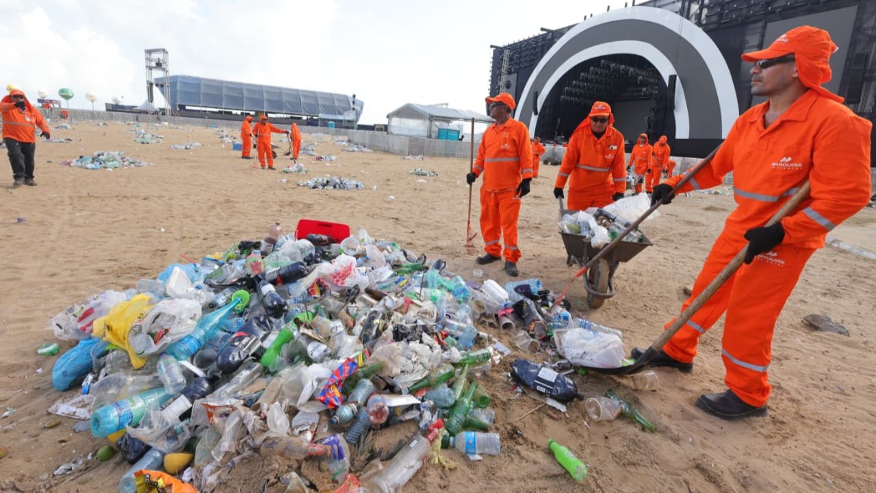 homens realizando a limpeza do Aterro da Praia de Iracema